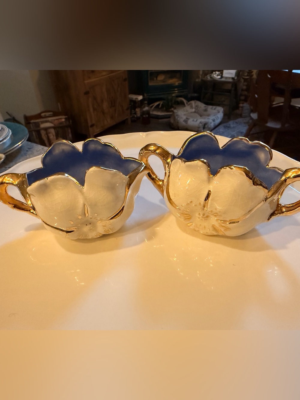 Vintage California Crafts porcelain flower-shaped sugar and
creamer set.
